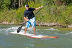 Mann beim Stand Up Paddling